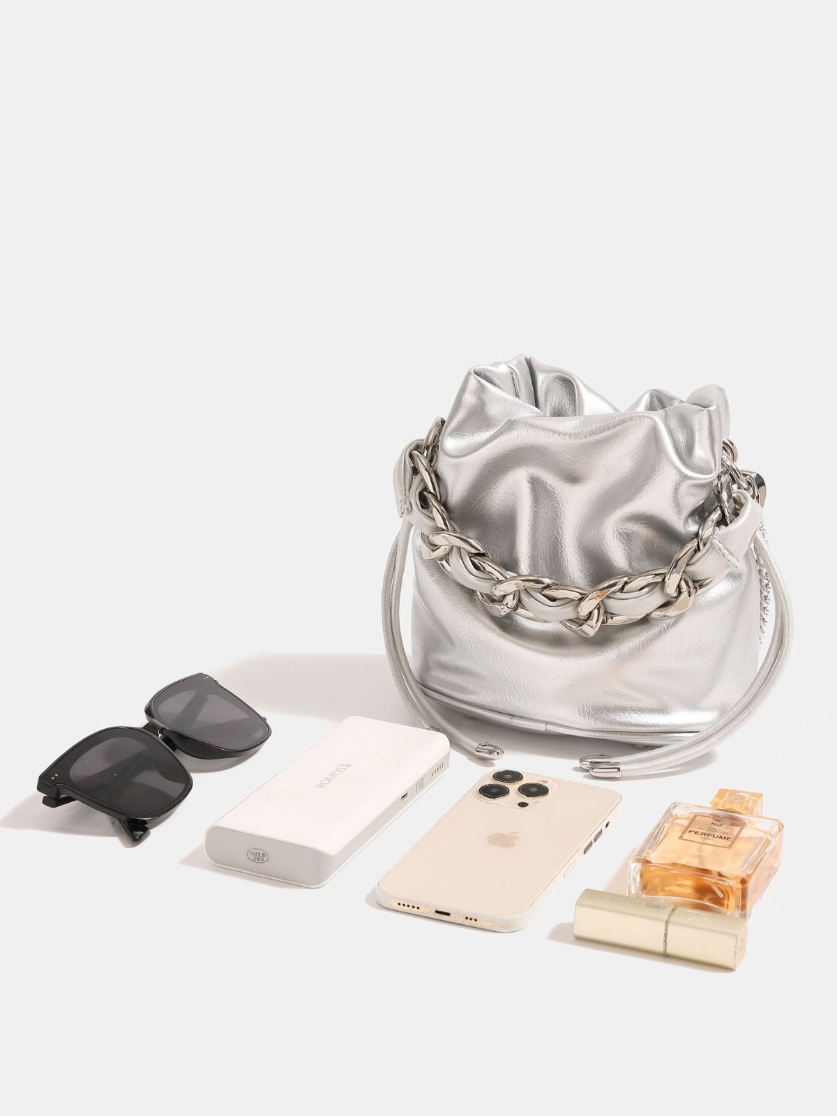 銀色の流浪はチェーンのバケツを編みます。