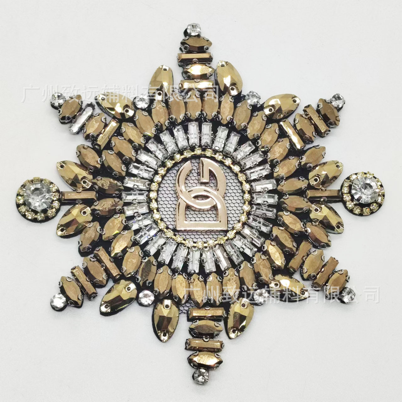 Parches bordados a mano con cuentas 3D estilo escudo, accesorios DIY transfronterizos para zapatos, sombreros, bolsos y materiales decorativos.