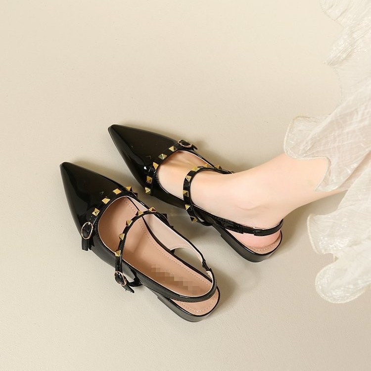 El temperamento explosivo aumenta los zapatos de verano para mujeres 2026 temperamento remaches punta marizhen usar zapatos de barco de cuero esmaltado poco profundo