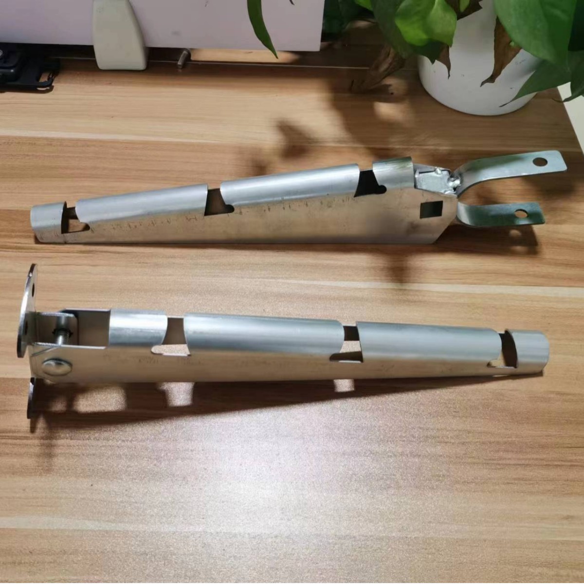 Brazo de extensión de brazo de alambre de púas transfronterizo brazo de ángulo de acero galvanizado por inmersión en caliente cerca de cadena de extensión de brazo de alambre de púas incluyendo pernos