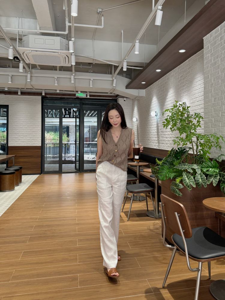 Áo ba lỗ dệt kim cổ V tay loe nữ màu nâu nhạt — nâu