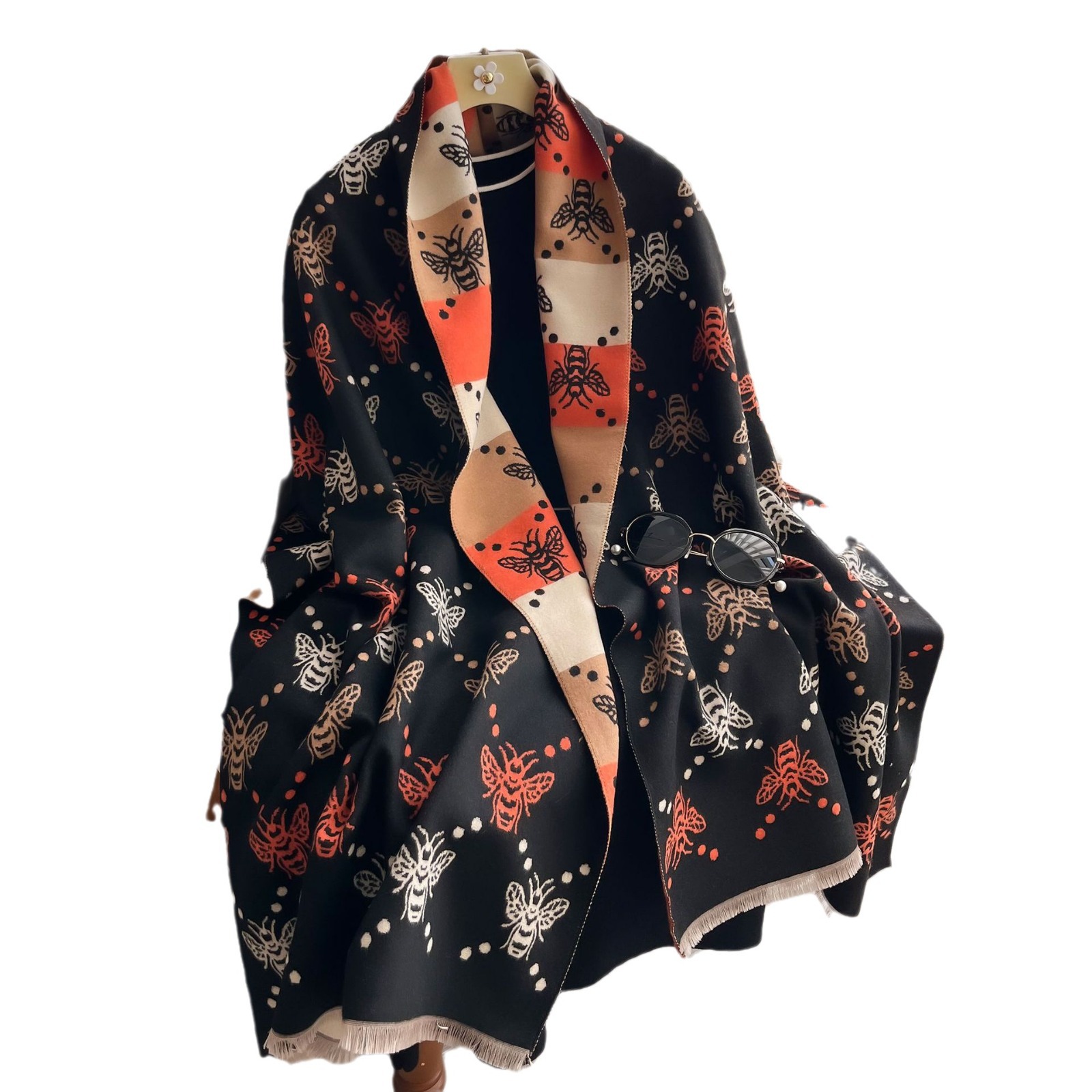 2024 modelo coreano de abeja impresa imita bufandas de cachemira otoño-invierno calentamiento del cuello sala de aire acondicionado de doble uso para la mujer