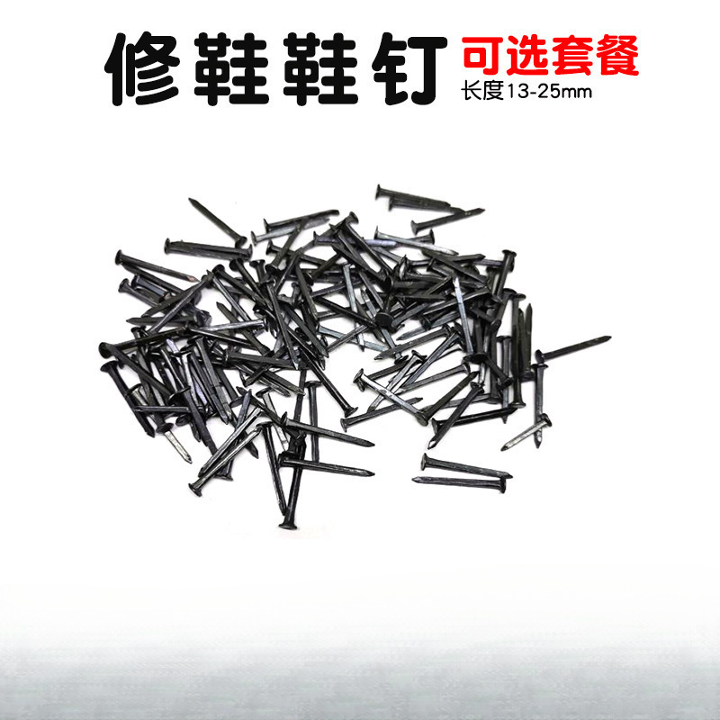 靴の釘を打って靴の靴を修理します。|undefined