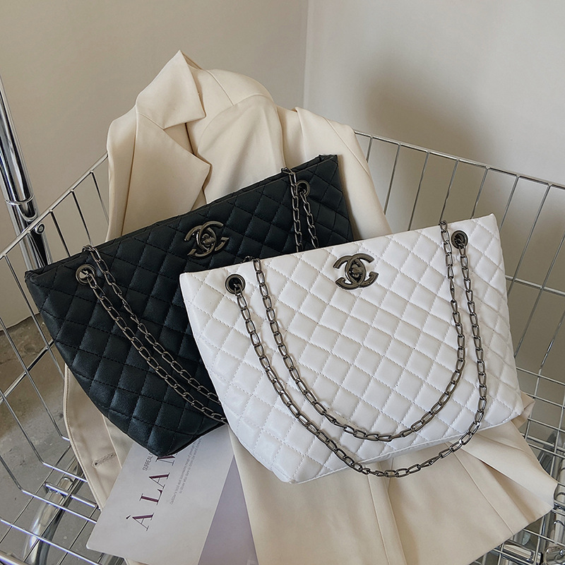 Bolso tote estilo Chanel 2025 para mujer, bolso bandolera acolchado con cadena, venta al por mayor para comercio exterior.