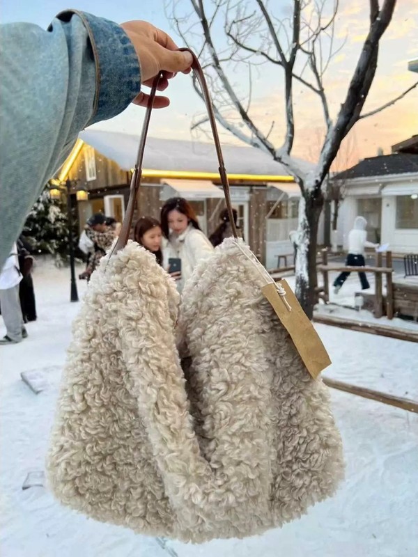 秋冬の新型羊の毛の特の包みの緩みの感じのぬいぐるみのショルダーバッグの大容量の毛のふわふわしている斜めのショルダーバッグ|undefined