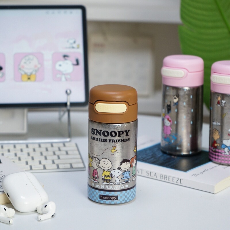 Snoopy cartoon stainless steel insulated cup, portable water cup for students and children, high aesthetic value, pop-up lid design, pocket-sized titanium cup