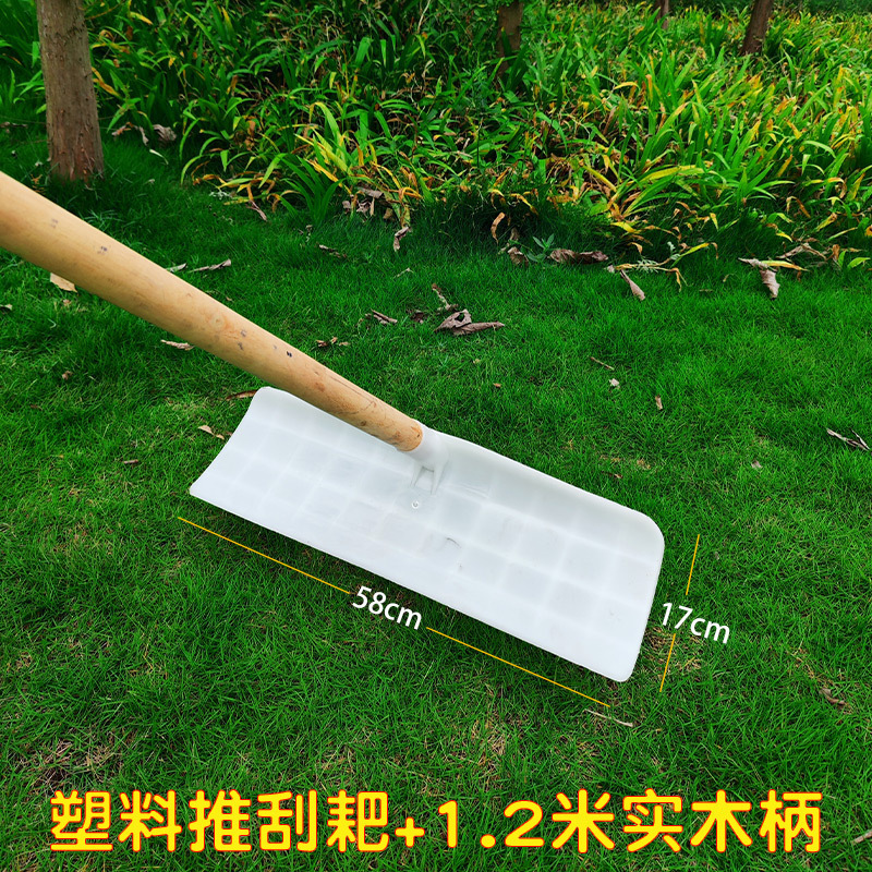 プラスチックの熊手は農業用の熊手をかき集めて、谷の熊手の木の葉の鉄の熊手を干します。|undefined