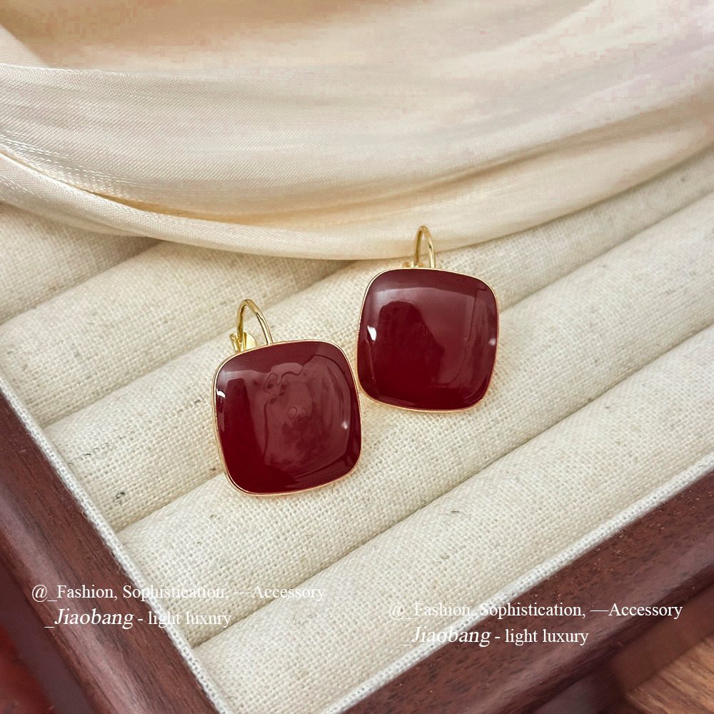 Pendientes geométricos con aguja de plata vino rojo goteando aceite Pendientes de temperamento de moda simples y versátiles Pendientes de alta gama de lujo ligero al por mayor