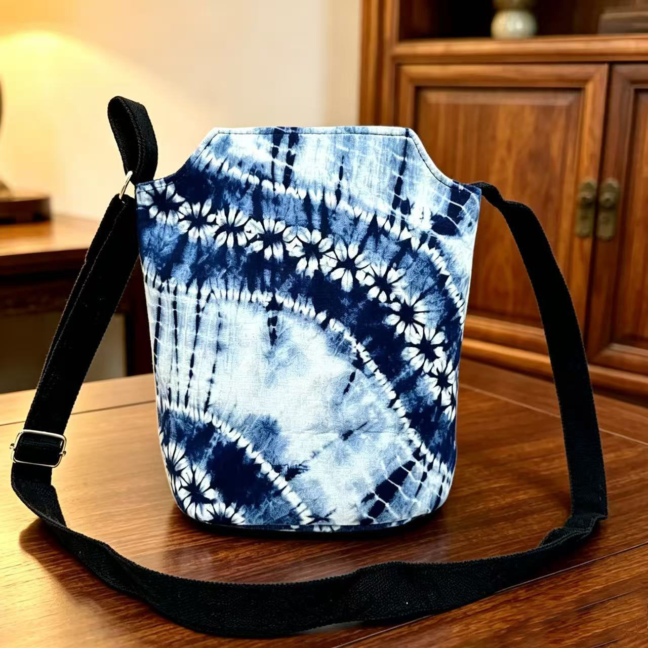 New ethnic-style Yunnan blue and white tie-dye shoulder bag, casual and artistic fabric bag, perfect for travel