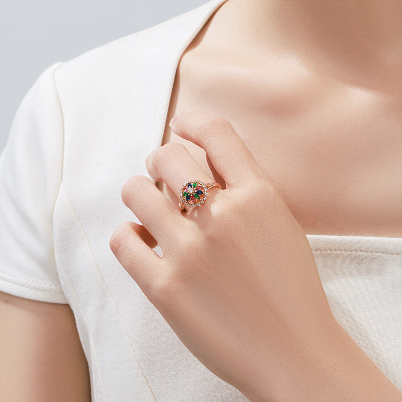Xuping aleación de cobre galvanizado 18k color incrustado gemas artificiales nicho de diseño transfronterizo europeo y americano anillo ajustable
