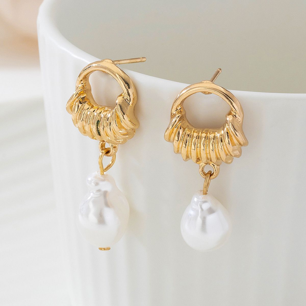 Venta caliente transfronteriza elegante arte perla de forma especial colgante de borla perla barroca metal geométrico pendientes femeninos festival