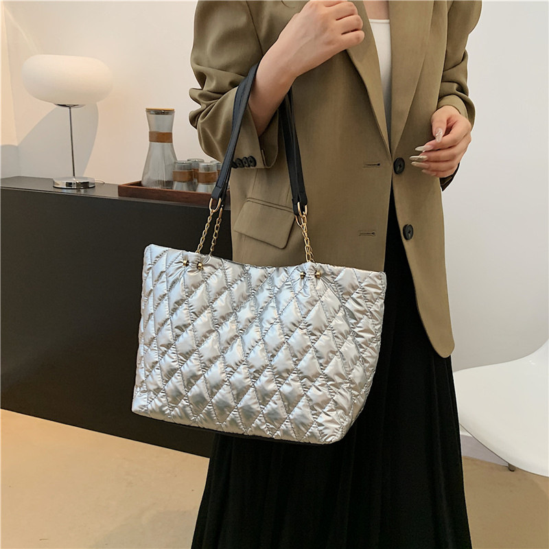 Large capacity tote for women 2024 new diamond grid shoulder women's cotton clothing bag, fashionable and trendy work_voghion.com