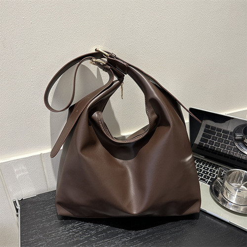 Large-capacity, fashionable, commuter-quality single-shoulder bag for women— winter new arrival, versatile, chic, textured tote bag for women.