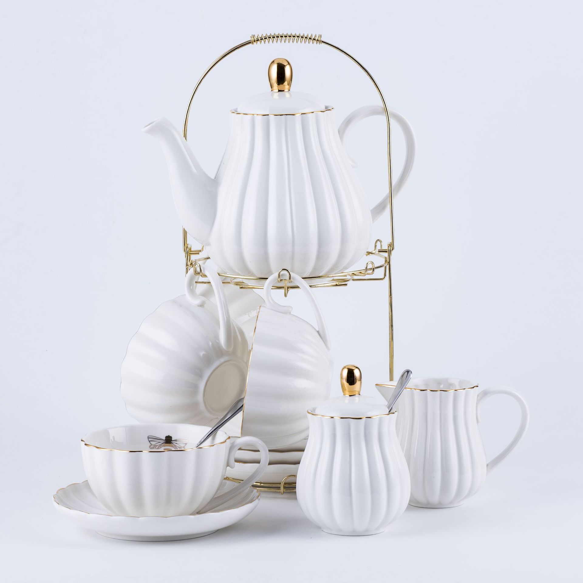 Rayas de abeja dorada Una olla de cuatro tazas Plato de café japonés Juego de tetera fría Juego de esmalte de color y té de flores doradas Cerámica