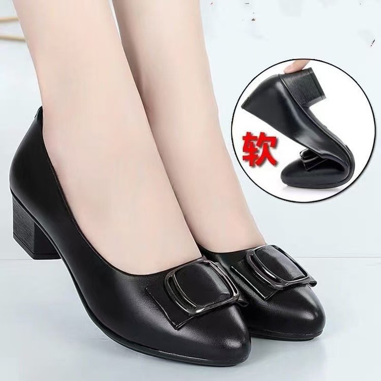 2026 otoño nuevos zapatos de trabajo cómodos de madres de mediana edad zapatos de cuero de mujer zapatos de tacón bajo negro
