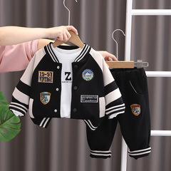 五小七子供服2025春秋新作0-4歳の子供男の子に野球服のコートを貼ってズボンを掛けます。