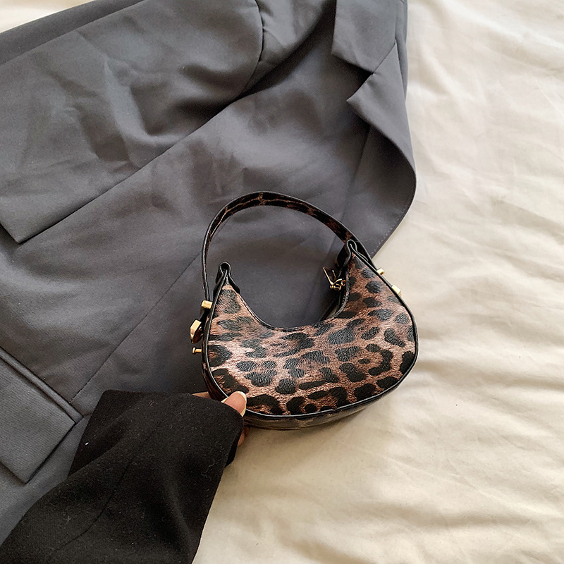 Tendencia nueva bolsa de mujer ocio 2024 personalidad coreana de invierno media luna brazaleta temperamento bolso de hombro