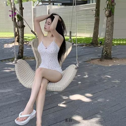 French-style Floral Jumpsuit – Women's Slimming, Strappy V-Neck Homewear Pajamas with a Subtly Alluring Design, Featuring a Defined Waistline and a Lightweight Short Pant Style