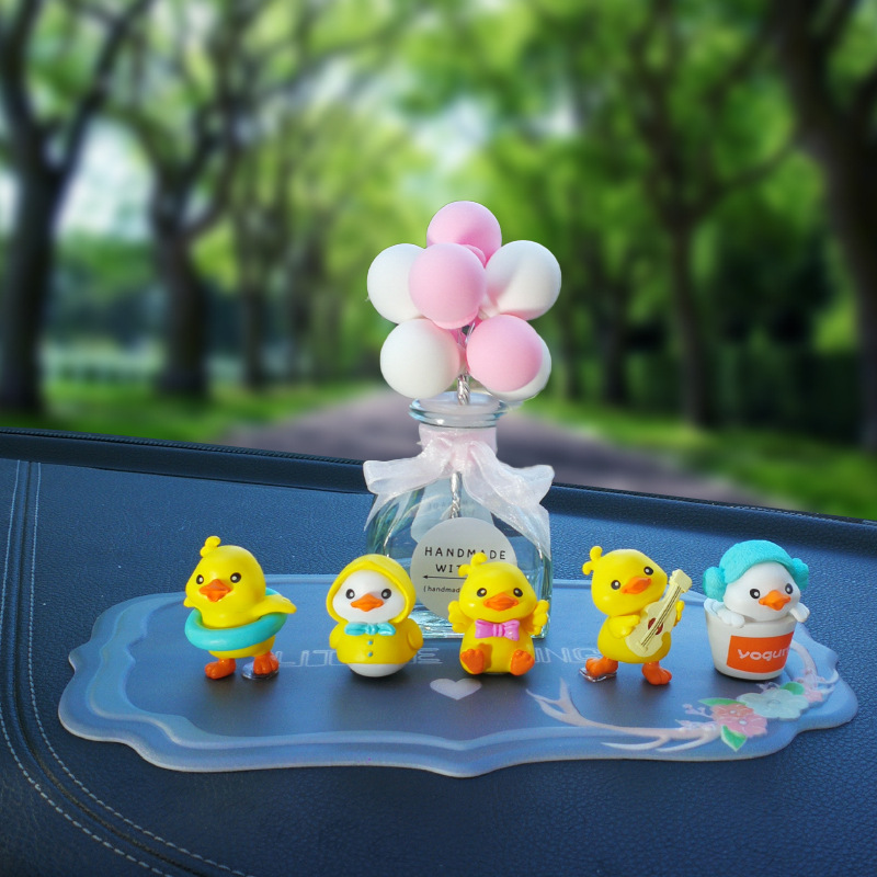 Nuevo adorno de coche creativo rojo neto dibujos animados pequeño pato amarillo adorno de coche consola central lindo lindo pato recto