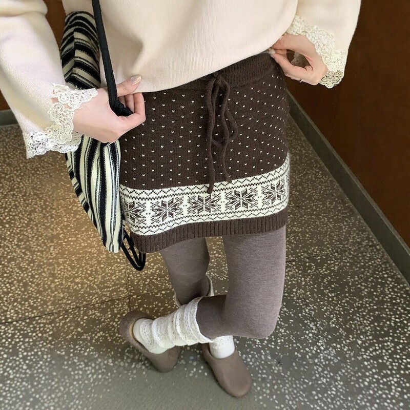 Hong Kong-style retro knitted A-line midi skirt, high-waisted, slimming, versatile, with a Fair Isle pattern and a simple, stylish design Hong Kong-style retro knitted A-line midi skirt, high-waisted, slimming, versatile, with a Fair Isle pattern and a simple, stylish design