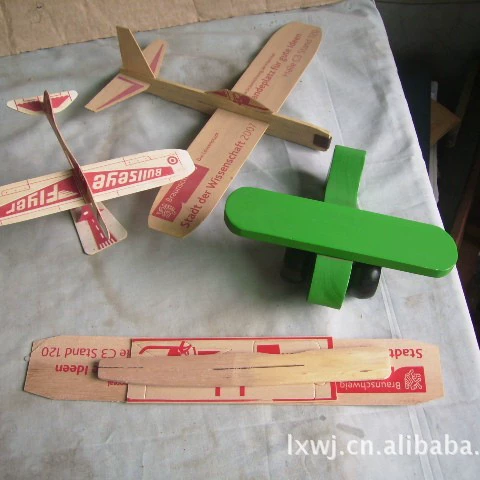 Автоматический деревянный самолет