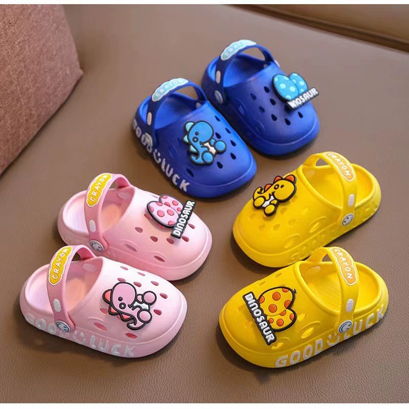 Новые детские милые Мультяшные туфли с дырками в виде динозавров, мужские и женские, для учащихся начальной школы, нескользящий ремень, каблук, большие, средние, маленькие детские тапочки, партия