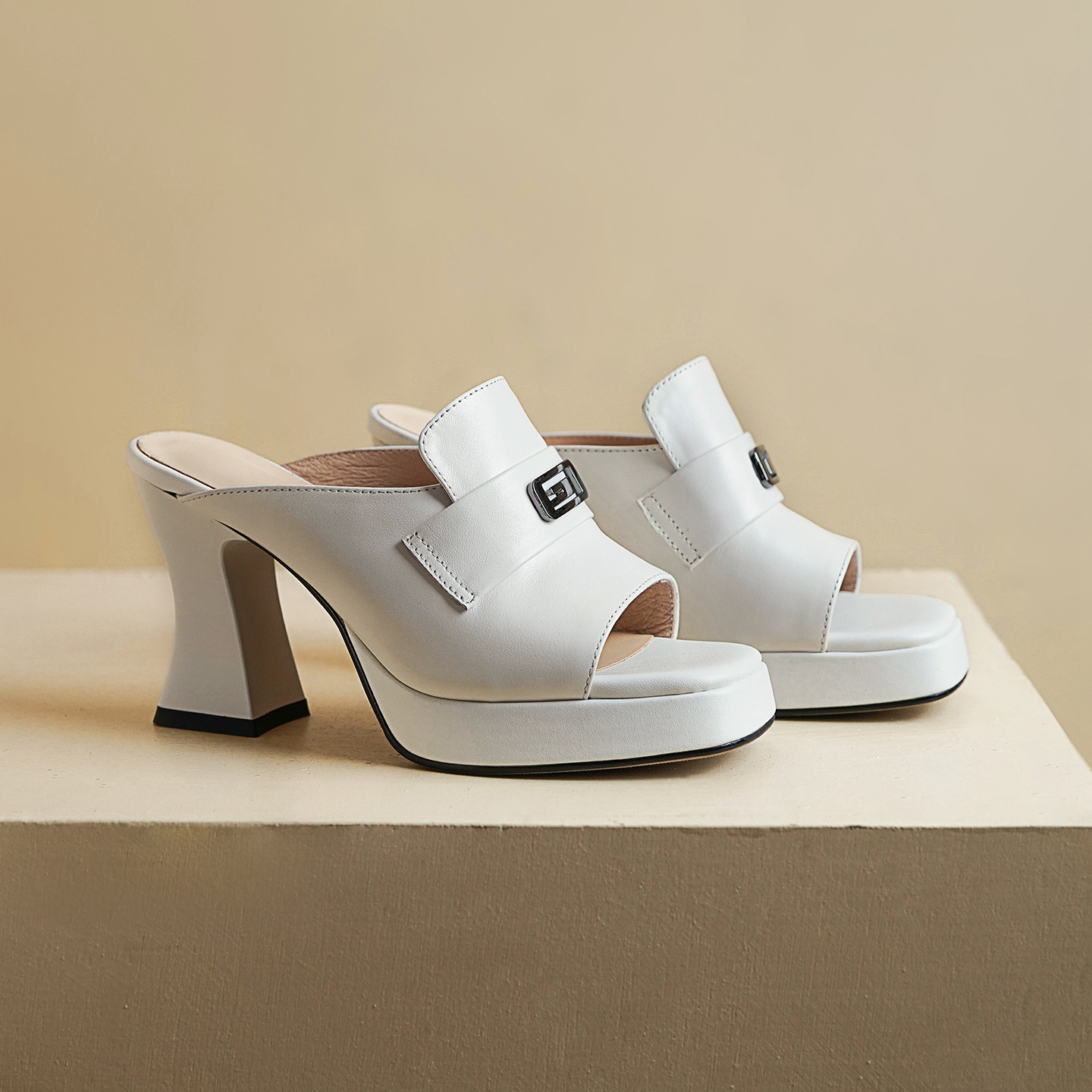 Sandal cao gót nữ hở mũi quai ngang đế dày gót 9 cm — Da bò trắng gạo