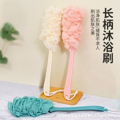 長い柄のお風呂にブラシをかけてお風呂にブラシをかけます。