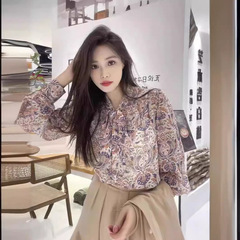 兄の家の新型の婦人服の2024春夏の気質の百合のゆったりしているシフォンの結び目はプリントの薄い長袖のシャツの上着を持ちます。