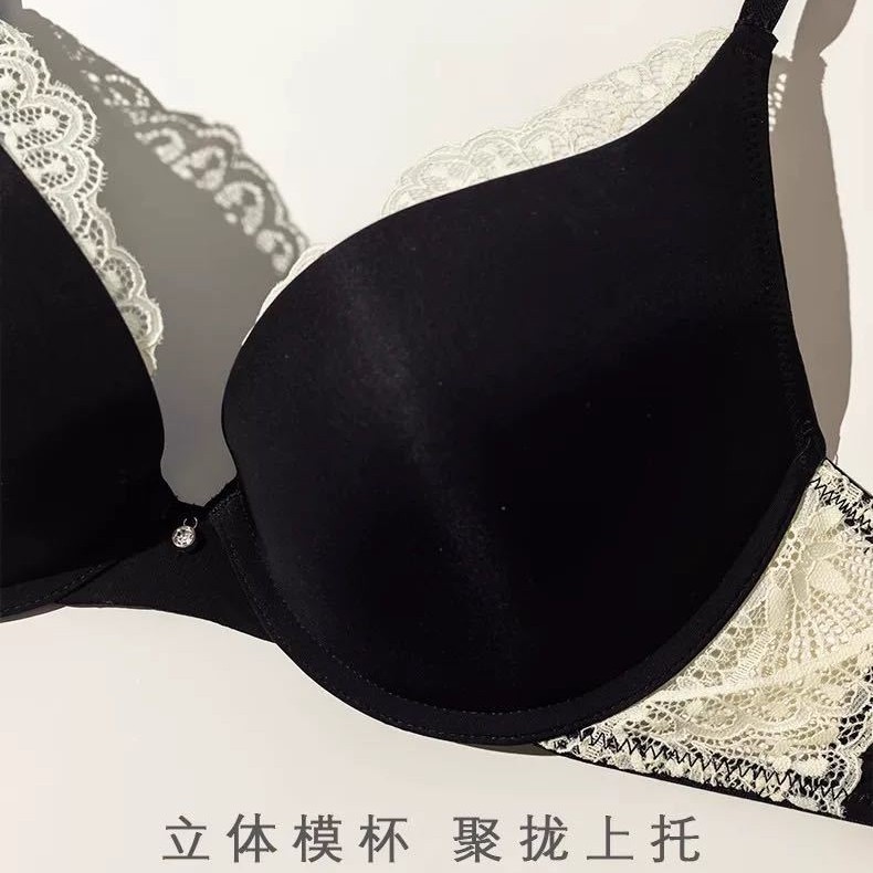 Los pechos pequeños de encaje francés muestran ropa interior de niña grande y pura