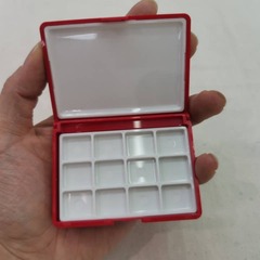 12格のカラーボックスの水彩絵の具は1mlの絵の具を分けて全部で半分の絵の具を詰めます。