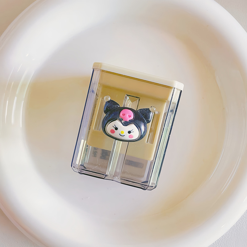 漫画の二重穴の学生のかわいい携帯の筆を回転する刀の子供の太い鉛筆は筆を削ります。|undefined