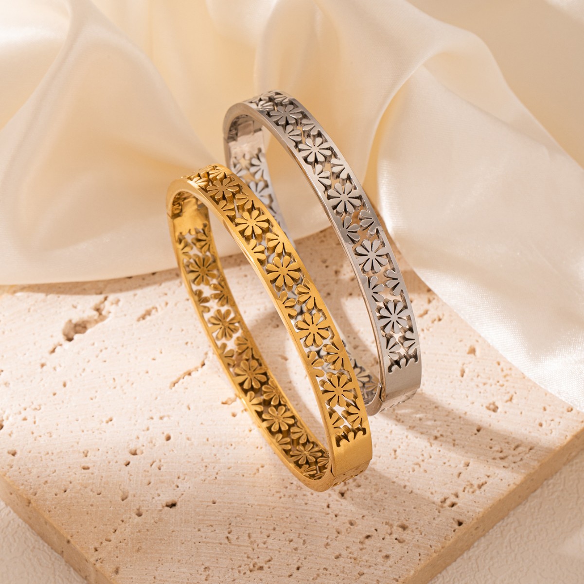 Cross-border hollow flower bracelet fashion trend does not fade ins style 18k gold-plated ladies titanium steel bracelet wholesale