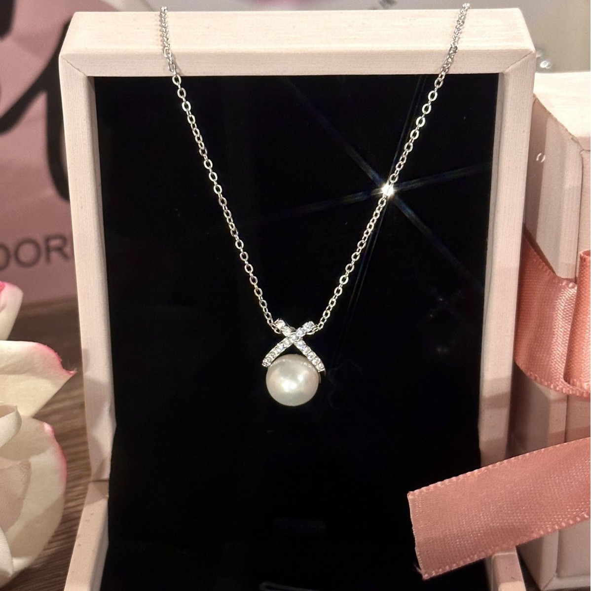 Elegant fashionable universal necklace from pearl