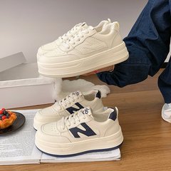 厚底板鞋女2025秋季新款防滑小白鞋增高韩版户外休闲字母女单鞋
