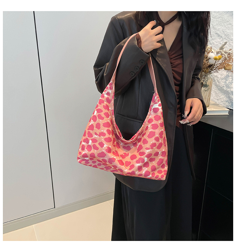 A new minimalist canvas bag with a large capacity in Korean fashion, a leopard print commuter single-shoulder crossbody bag undefined