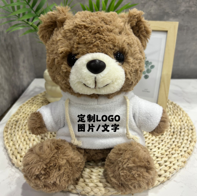 Los juguetes de peluche lindos se pueden combinar con logotipos impresos para enviar muñecas de muebles a amigos y vecinos.