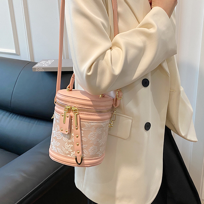 Este año, la nueva popularidad de bolsas bordadas de estilo chino para mujeres 2025 primavera y verano nuevo estilo universal de alta sensación bolsas de cubo de mano