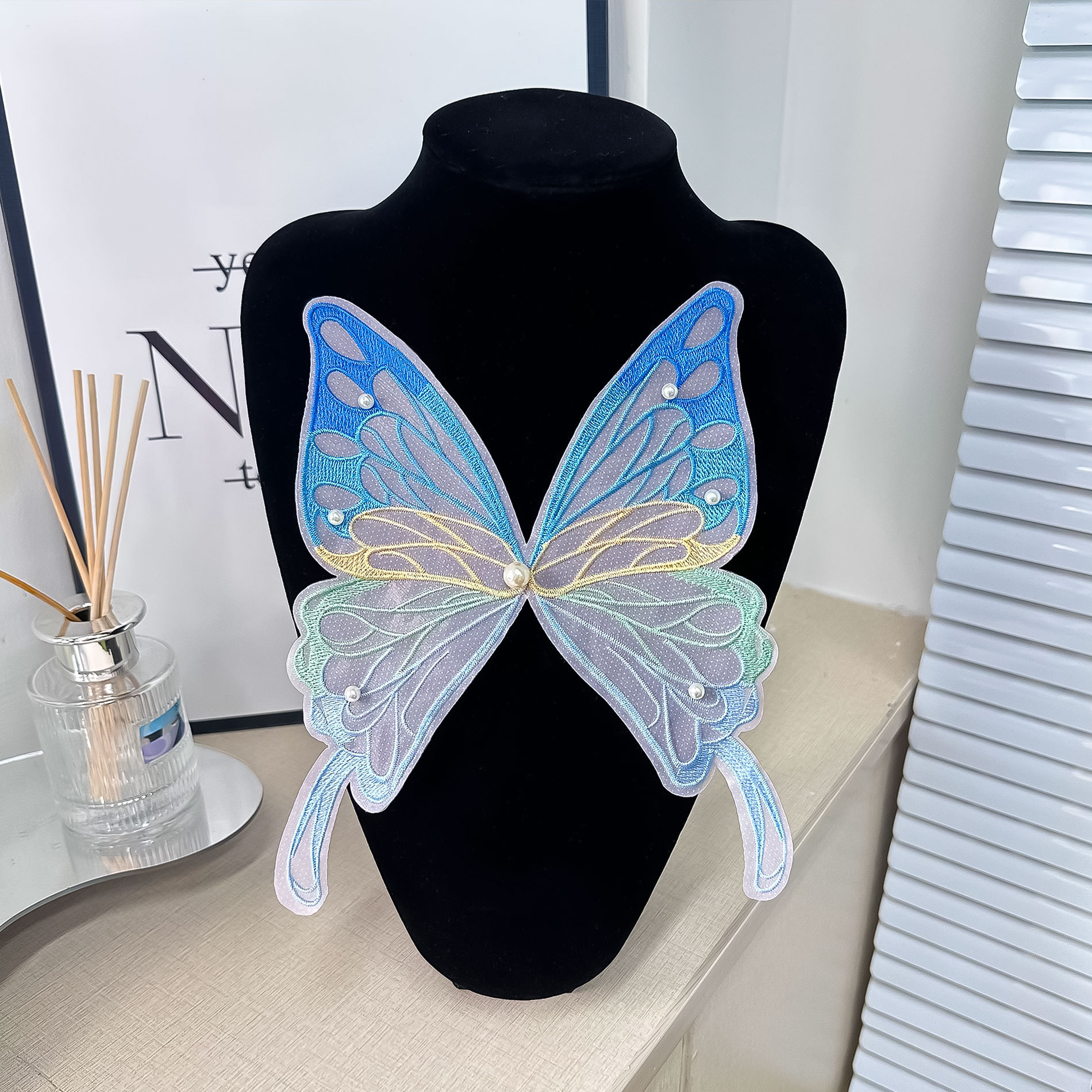 En stock, bordado de organza, colorida mariposa de perlas tridimensional, horquilla no adhesiva, accesorio para el cabello para ropa infantil, decoración de parches de tela