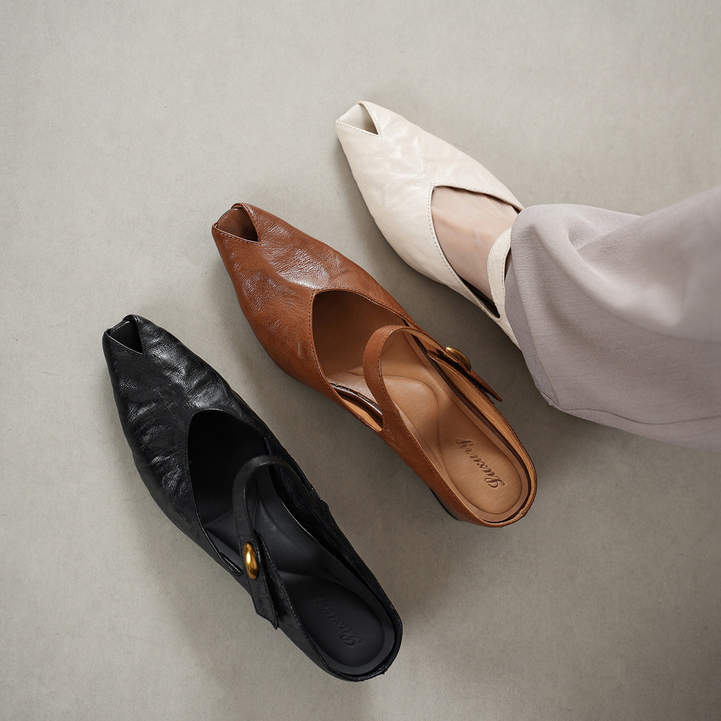 Sandal nữ mũi nhọn quai ngang gót vuông 7 cm da cừu — đen