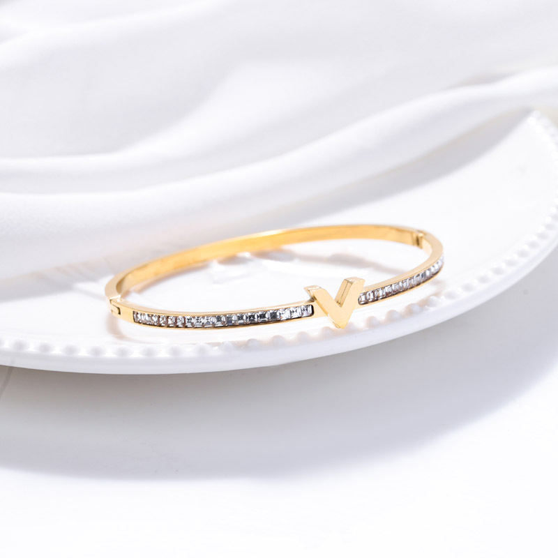 Nueva moda coreana alta sensación de V abertura brazalete de acero de titanio para mujeres brazalete de lujo ligero chapado 18K joyas
