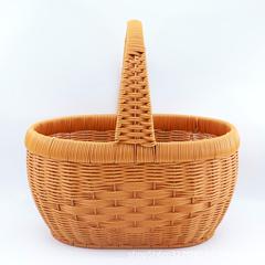 純粋な手作りの手提げかごは野菜を買って買い物します。