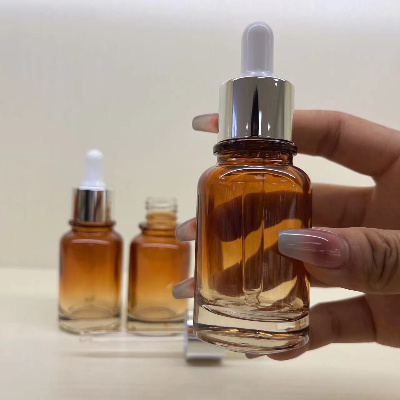 Fábrica en stock al por mayor cilíndrica de fondo grueso botella de aceite esencial botella cosmética 30ml cuentagotas transparente portátil de viaje sub-botella