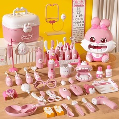 子供の医者のおもちゃのままごとの小さい医者の看護師のスーツの女の子の聴診器は注射して赤ちゃんの医療箱を演じます。