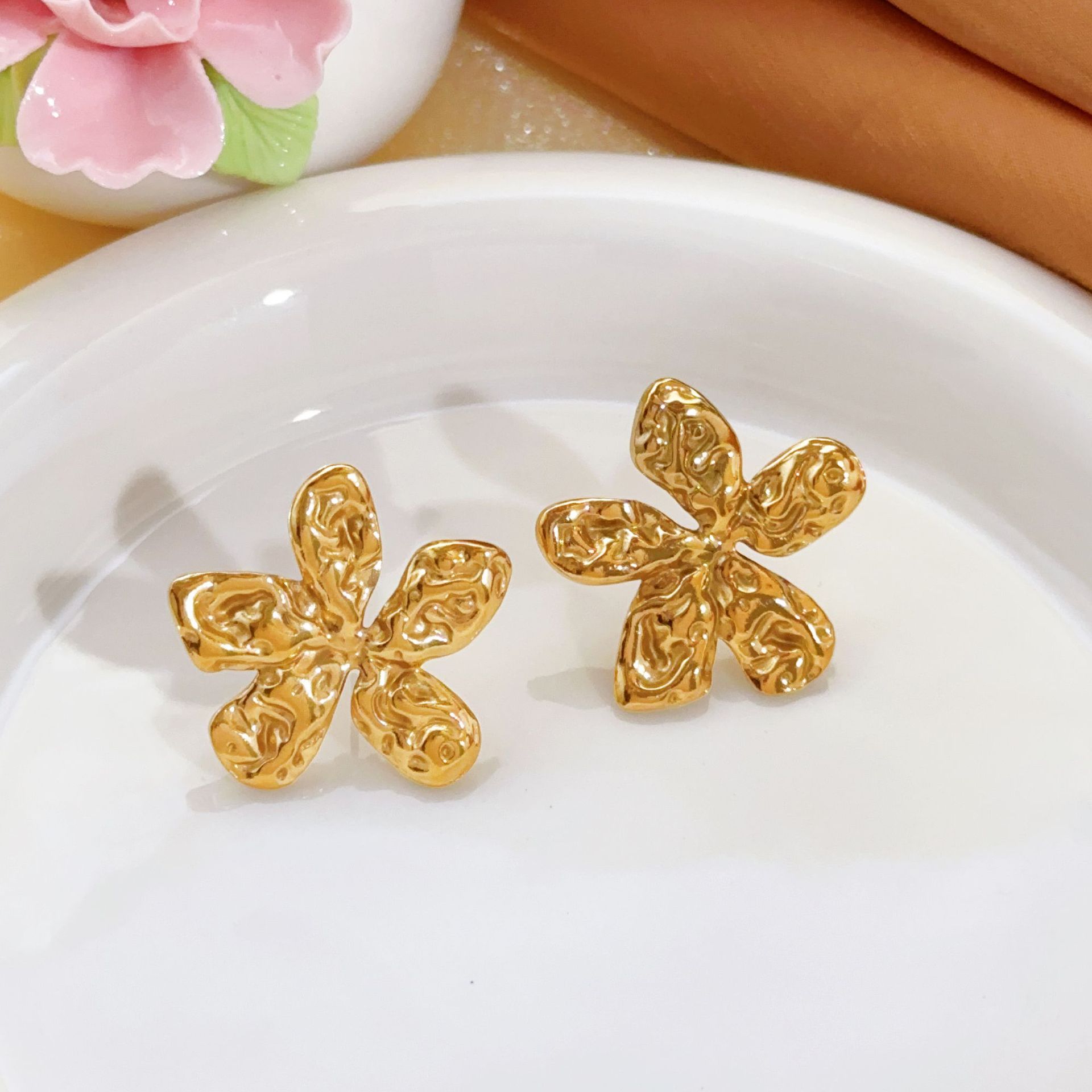 Cinco flores transfronterizas de oro de titanio de acero de alta calidad collar pendientes ligeros de lujo conjunto ligero de joyas de mujer