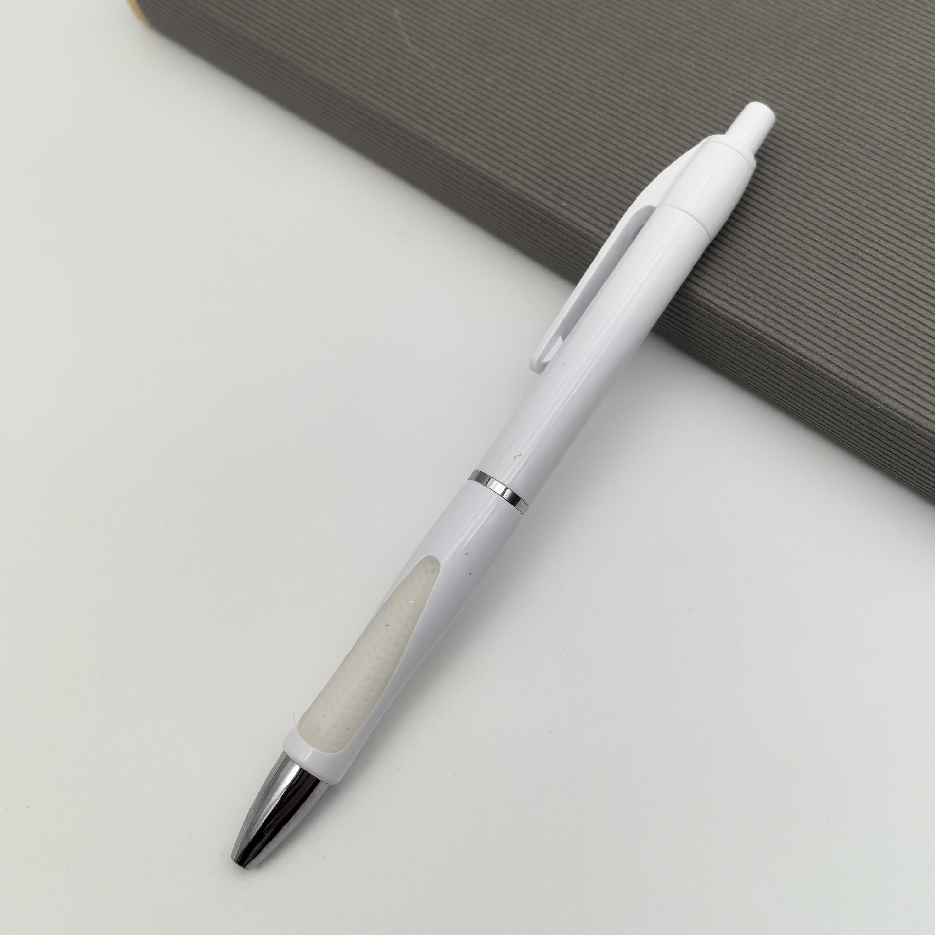 Suministro de bolígrafos publicitarios de plástico de doble formación, bolígrafos publicitarios transfronterizos, bolígrafos publicitarios baratos, venta caliente en Europa