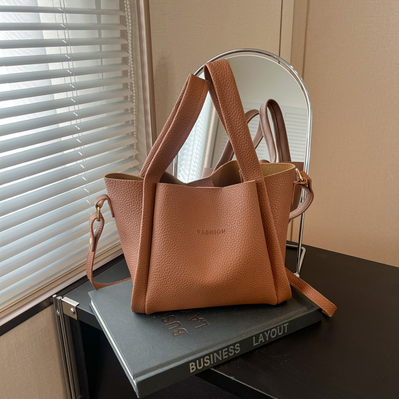 Conjunto de dos bolsos de mujer, primavera 2025, bolso de hombro de cuero suave, bolso bandolera informal y sencillo, popular este año.