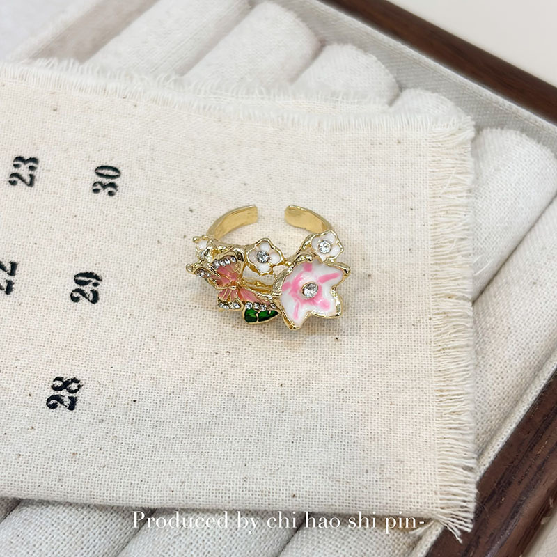 Pinkfarbener Blumenring Für Damen Im Luxuriösen Palast-design_voghion.com