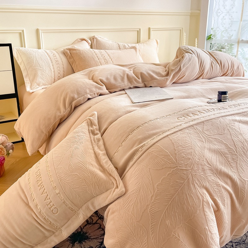 Personalizado engrosado leche de cama de cuatro piezas lujoso tallado y cama de camisa de coral brida sábanas de cama