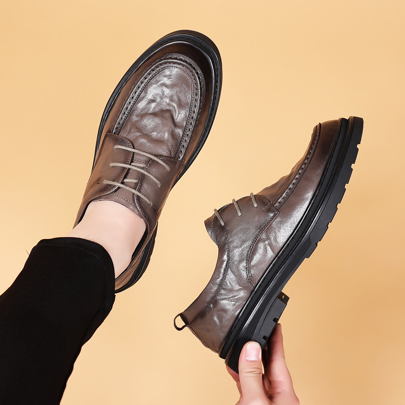 Zapatos casuales de piel de oveja de primera capa para hombre, estilo nuevo, zapatos formales de negocios de cuero genuino, zapatos de punta ancha para hombre, zapatos transpirables de una sola pieza.